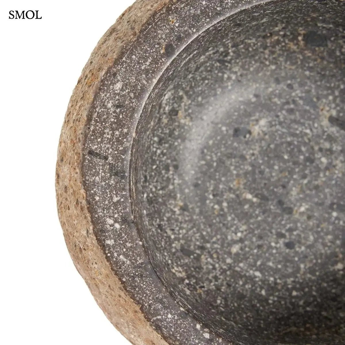 Rusztikus fekete lávakő tál kívül durva, belül csiszolt textúrával, természetes vulkanikus kőből, belseje nagyítva