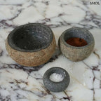 Rusztikus fekete lávakő tál kívül durva, belül csiszolt textúrával, természetes vulkanikus kőből, két méretben márványon