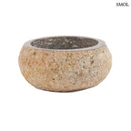 Rusztikus fekete lávakő tál kívül durva, belül csiszolt textúrával, természetes vulkanikus kőből, fehér háttérrel