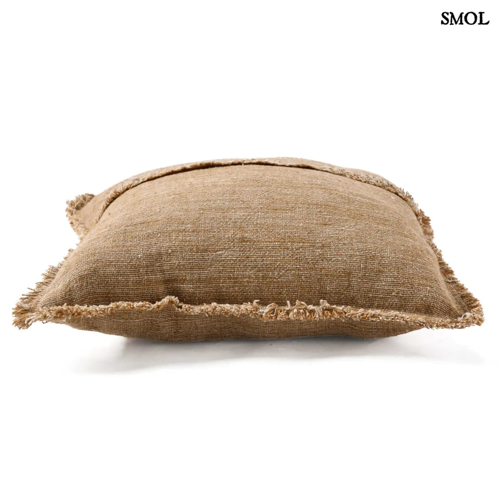 Natúr-barna lenvászon díszpárnahuzat. Rojtos szegéllyel és vízszintes díszítőcsíkkal, fektetve