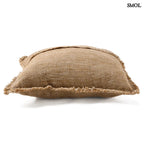 Natúr-barna lenvászon díszpárnahuzat. Rojtos szegéllyel és vízszintes díszítőcsíkkal, fektetve