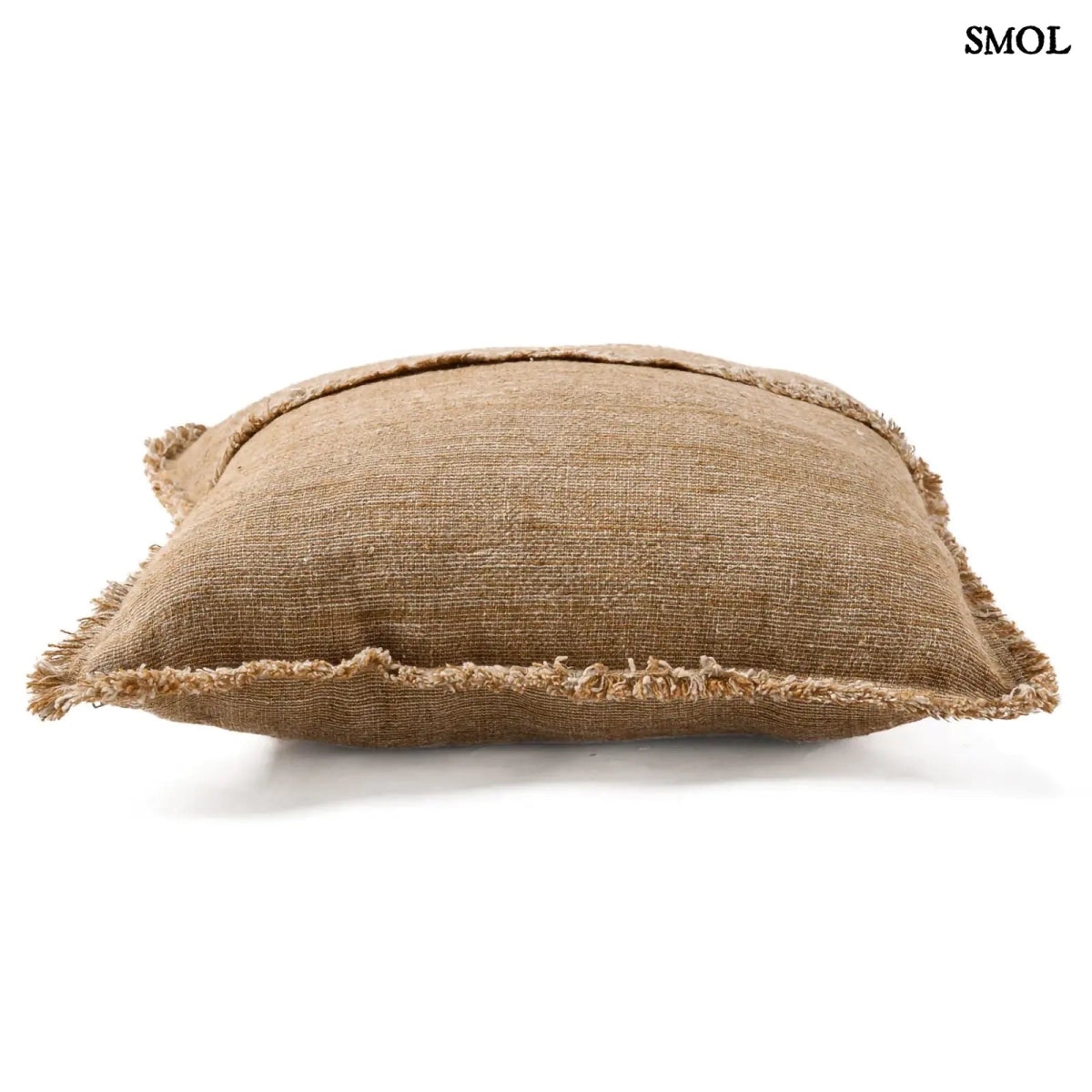 Natúr-barna lenvászon díszpárnahuzat. Rojtos szegéllyel és vízszintes díszítőcsíkkal, fektetve