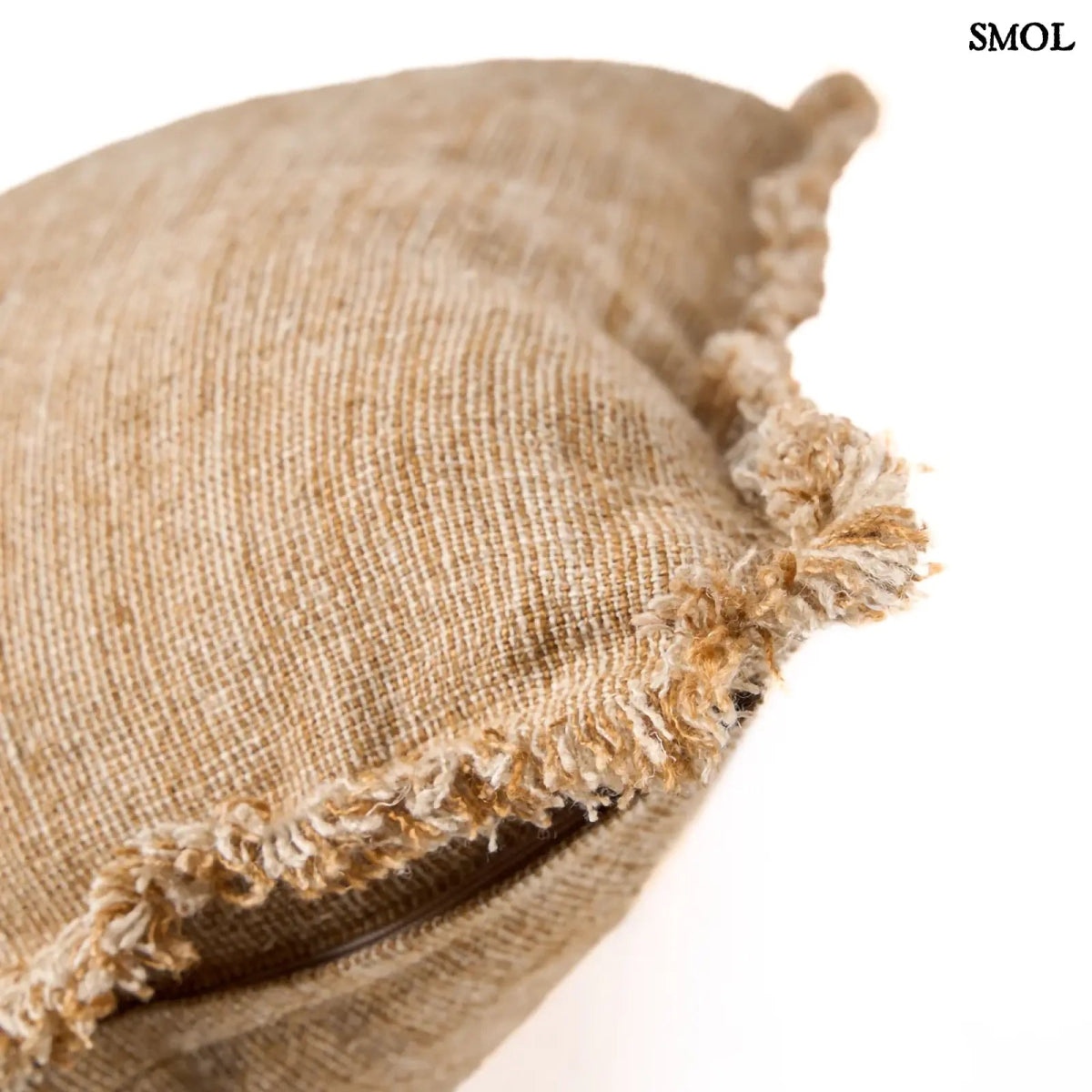 Natúr-barna lenvászon díszpárnahuzat. Rojtos szegéllyel és vízszintes díszítőcsíkkal, sarok nagyítva