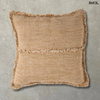 Natúr-barna lenvászon díszpárnahuzat. Rojtos szegéllyel és vízszintes díszítőcsíkkal, szürke háttérrel