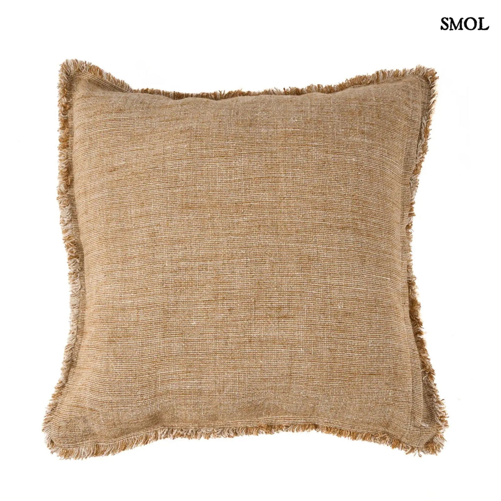 Natúr-barna lenvászon díszpárnahuzat. Rojtos szegéllyel és vízszintes díszítőcsíkkal, hátulról