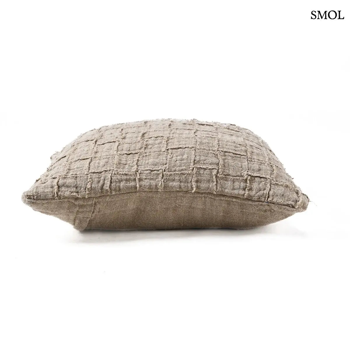 Natúr színű, kockás mintázatú lenvászon díszpárnahuzat rusztikus szövésű anyagból, fektetve