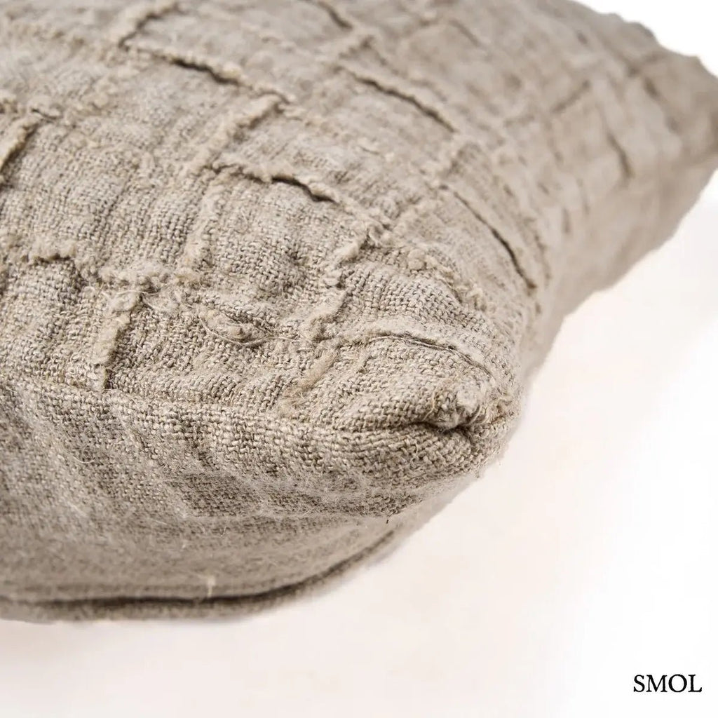 Natúr színű, kockás mintázatú lenvászon díszpárnahuzat rusztikus szövésű anyagból, sarokról