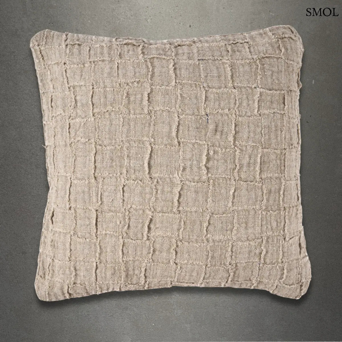 Natúr színű, kockás mintázatú lenvászon díszpárnahuzat rusztikus szövésű anyagból, szürke háttérrel
