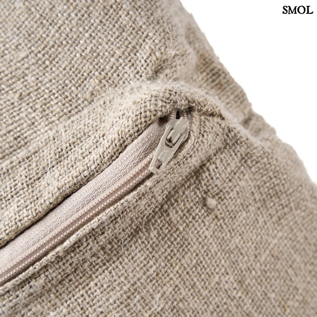 lenvászon díszpárnahuzat natúr fehér színben, kézzel készült, középen díszített, cipzár nagyítva