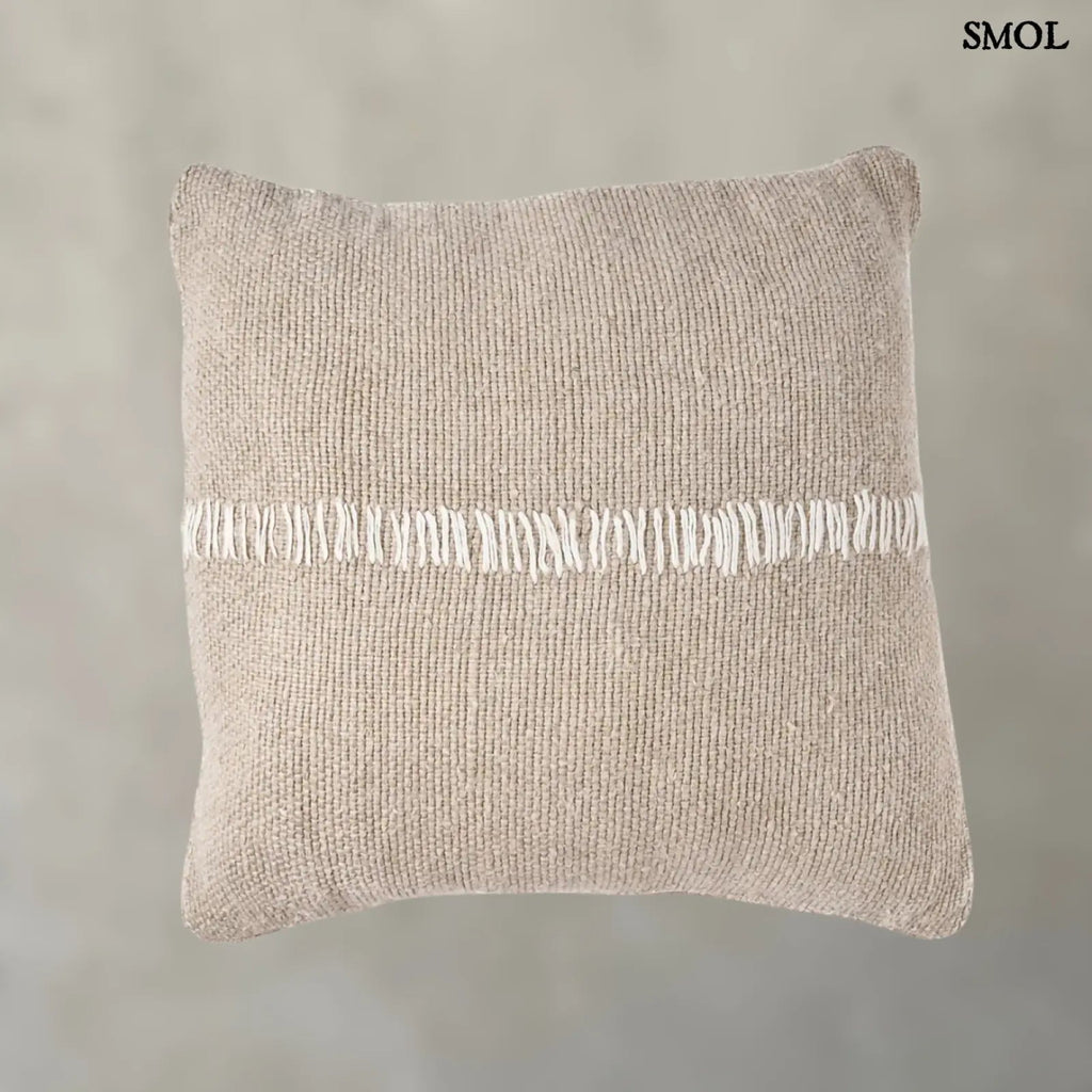 lenvászon díszpárnahuzat natúr fehér színben, kézzel készült, középen díszített, natúr háttérrel