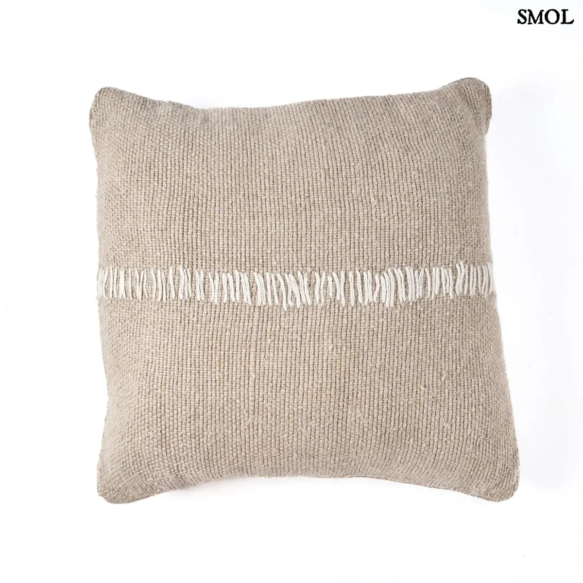 lenvászon díszpárnahuzat natúr fehér színben, kézzel készült, középen díszített, fehér háttérrel