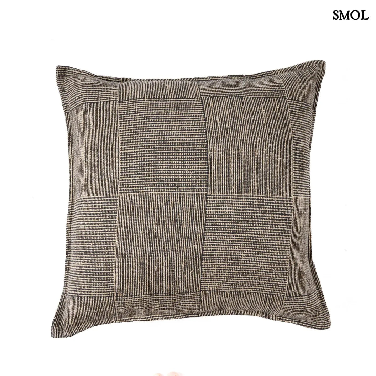Natúr és fekete csíkozású, kockás mintázatú lenvászon díszpárnahuzat, fehér háttérrel
