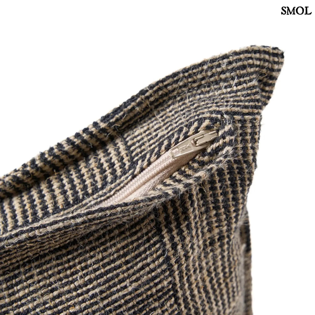 Natúr és fekete csíkozású, kockás mintázatú lenvászon díszpárnahuzat, cipzárral