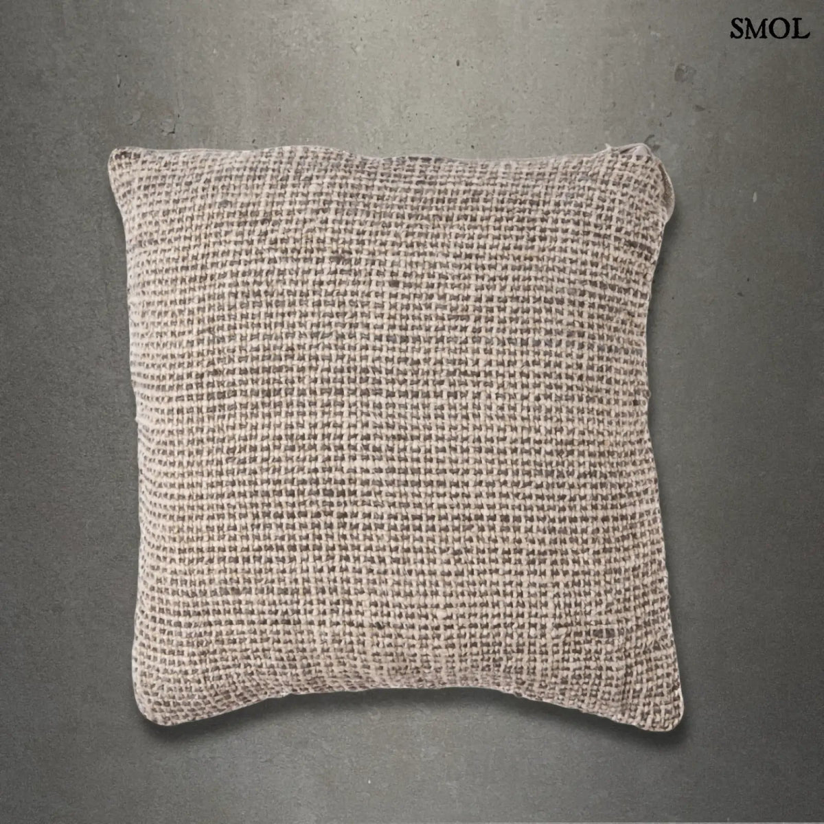 Lenvászon díszpárnahuzat – natúr-fekete | LINEN GRAIN | szürke háttérrel