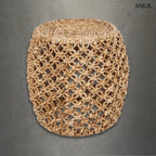 Hordó alakú, áttört rombusz mintázattal kézzel font natúr barna banánlevél lerakóasztal és stabil ülőke, szürke háttérrel