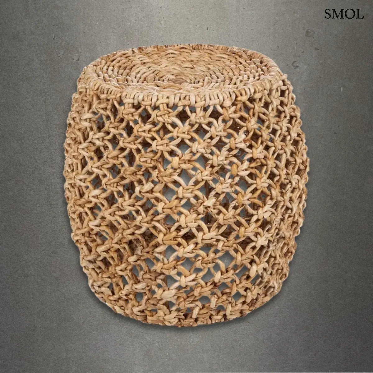 Hordó alakú, áttört rombusz mintázattal kézzel font natúr barna banánlevél lerakóasztal és stabil ülőke, szürke háttérrel