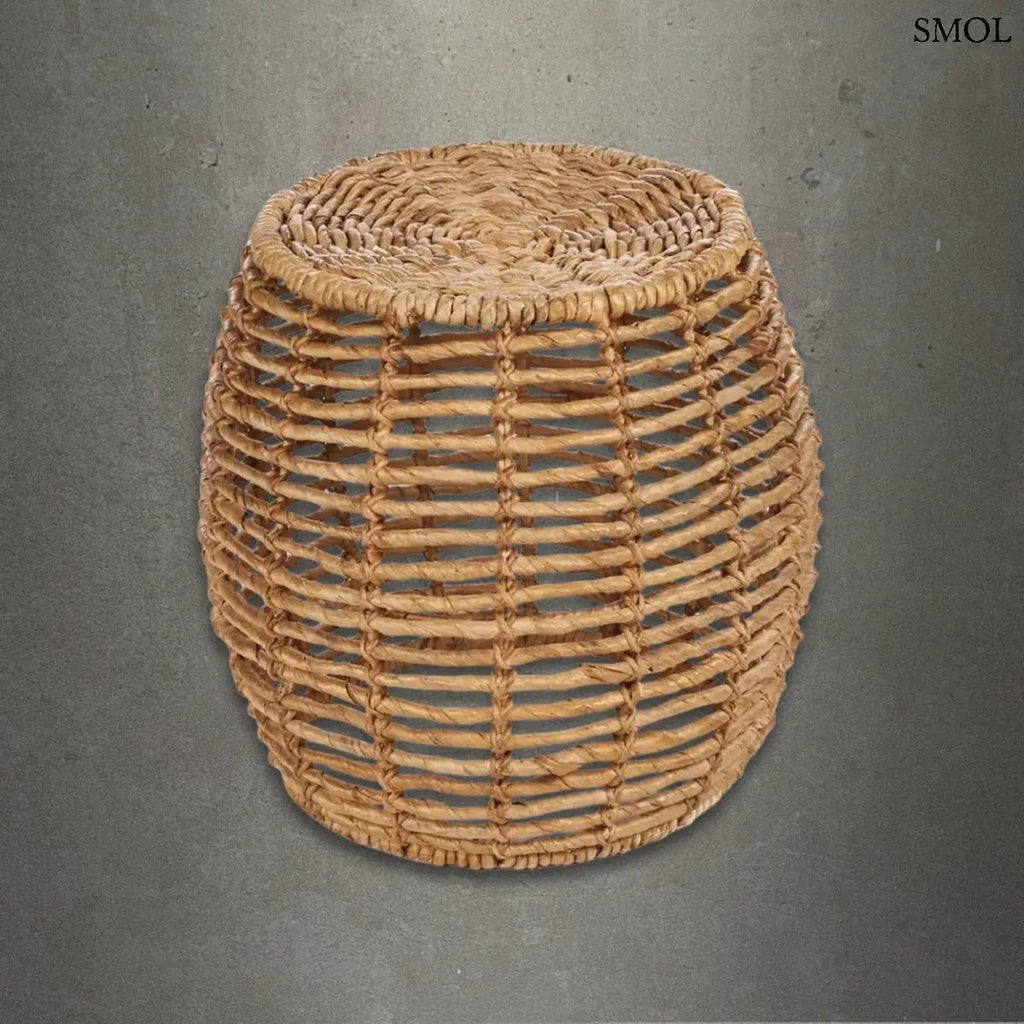 Kézzel készült natúr banánlevél lerakóasztal és fonott ülőke, szürke háttérrel