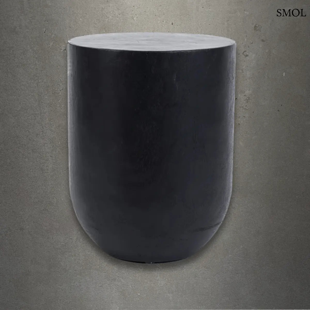 Fekete suar fa lerakóasztal és henger alakú ülőke minimalista stílusban, szürke háttérrel