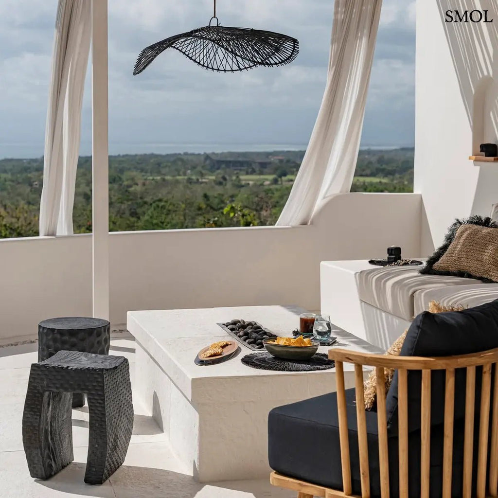 Montano fekete suar fa lerakóasztal és ülőke kézzel faragott rusztikus felülettel, teraszon