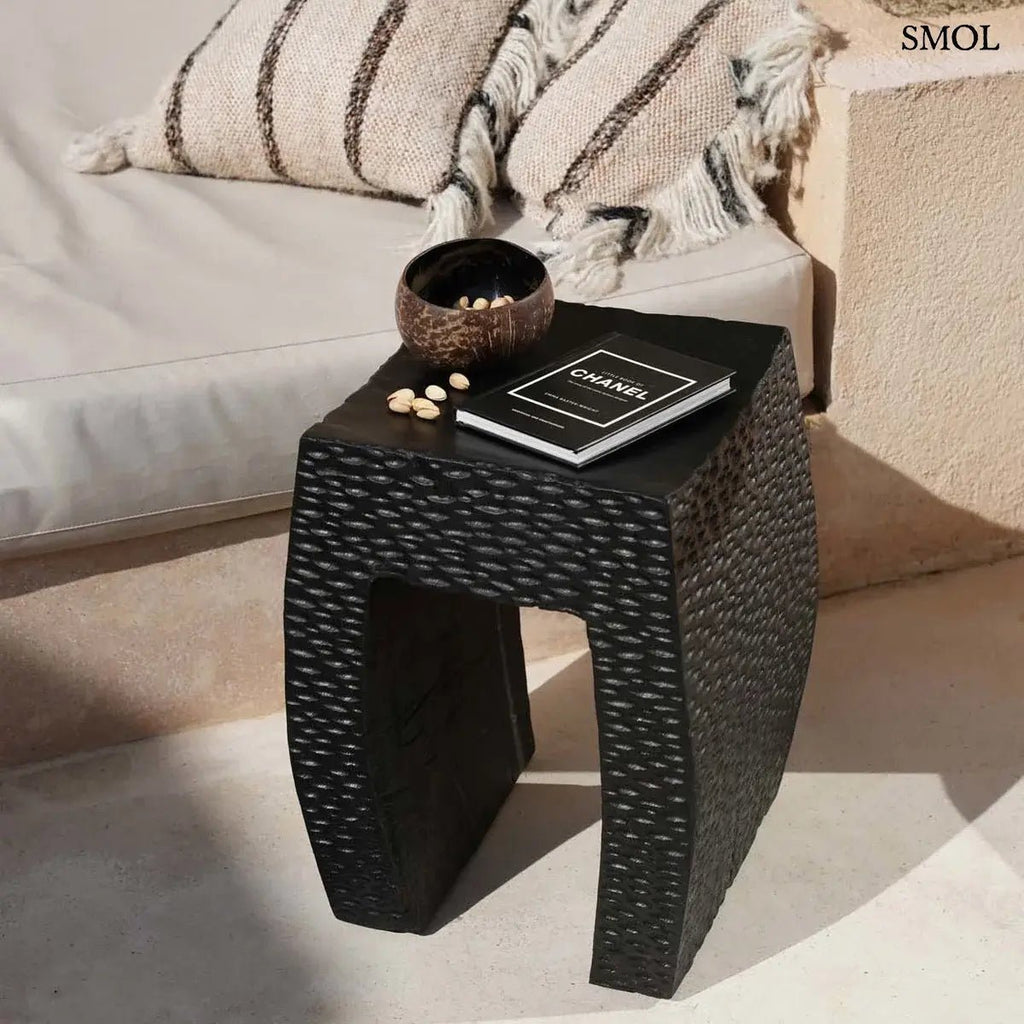 Montano fekete suar fa lerakóasztal és ülőke kézzel faragott rusztikus felülettel, könyvvel és pisztáciával