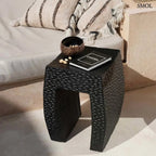 Montano fekete suar fa lerakóasztal és ülőke kézzel faragott rusztikus felülettel, könyvvel és pisztáciával