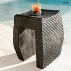 Montano fekete suar fa lerakóasztal és ülőke kézzel faragott rusztikus felülettel, medencénél koktéllal