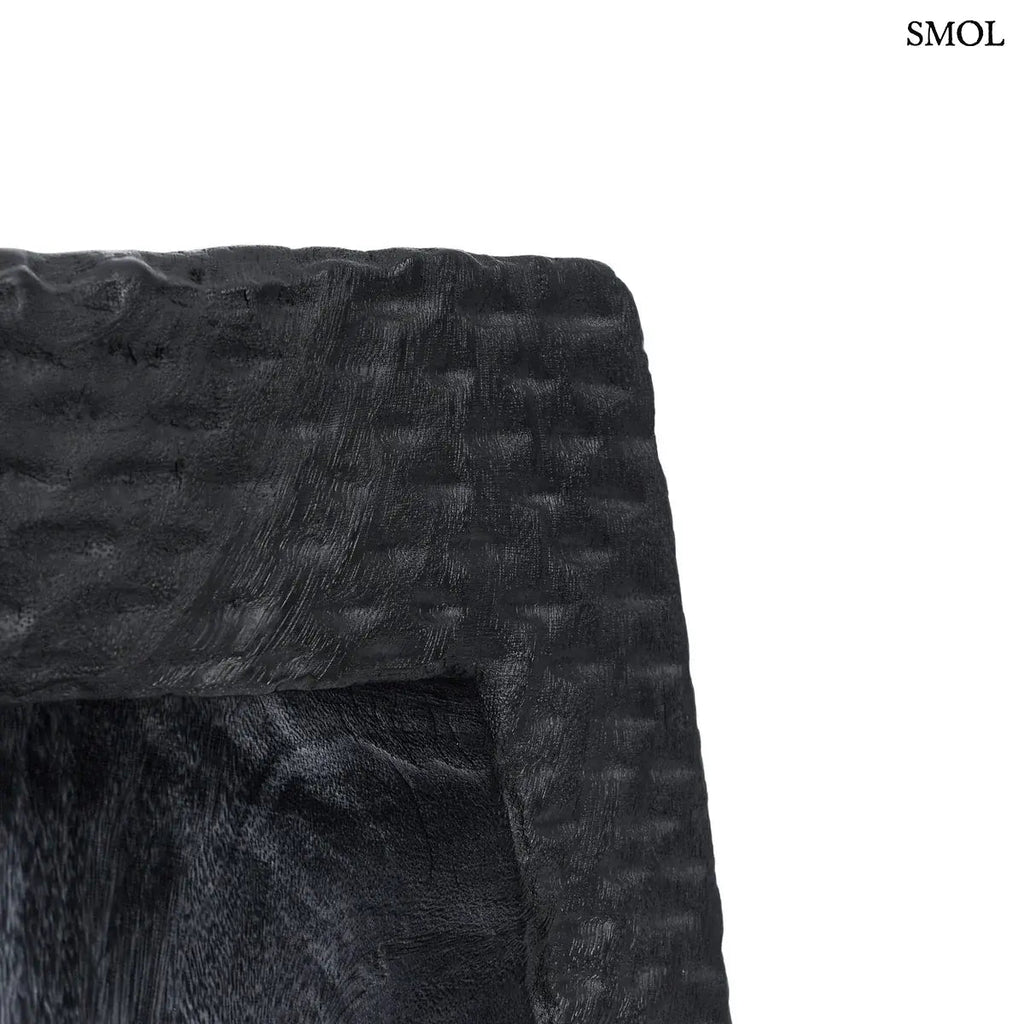 Montano fekete suar fa lerakóasztal és ülőke kézzel faragott rusztikus felülettel, sarok nagyítva