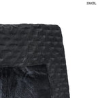 Montano fekete suar fa lerakóasztal és ülőke kézzel faragott rusztikus felülettel, sarok nagyítva