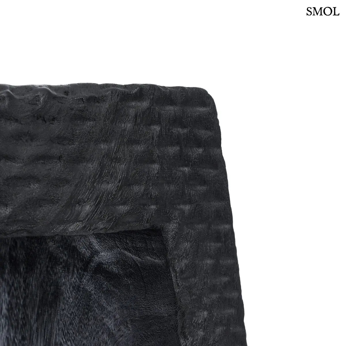 Montano fekete suar fa lerakóasztal és ülőke kézzel faragott rusztikus felülettel, sarok nagyítva