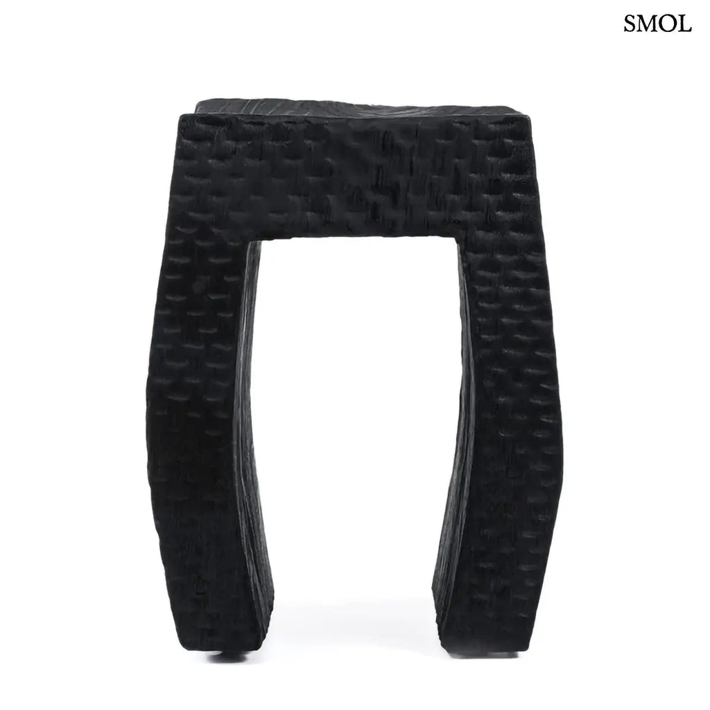 Montano fekete suar fa lerakóasztal és ülőke kézzel faragott rusztikus felülettel, szemből