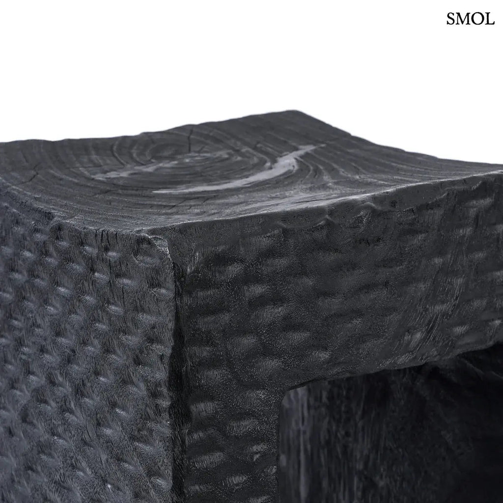 Montano fekete suar fa lerakóasztal és ülőke kézzel faragott rusztikus felülettel, asztalfelület nagyítva