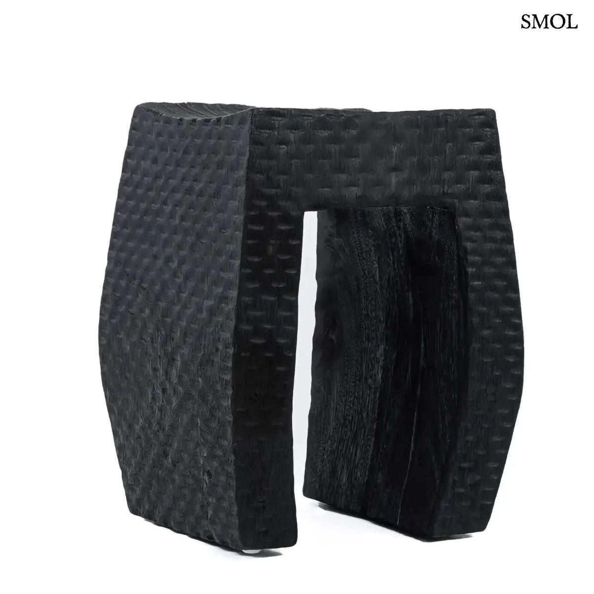 Montano fekete suar fa lerakóasztal és ülőke kézzel faragott rusztikus felülettel, ferdén, fehér háttérrel