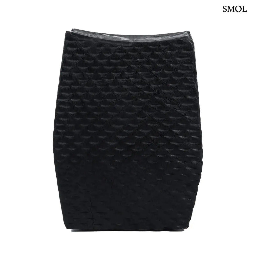 Montano fekete suar fa lerakóasztal és ülőke kézzel faragott rusztikus felülettel, oldalról