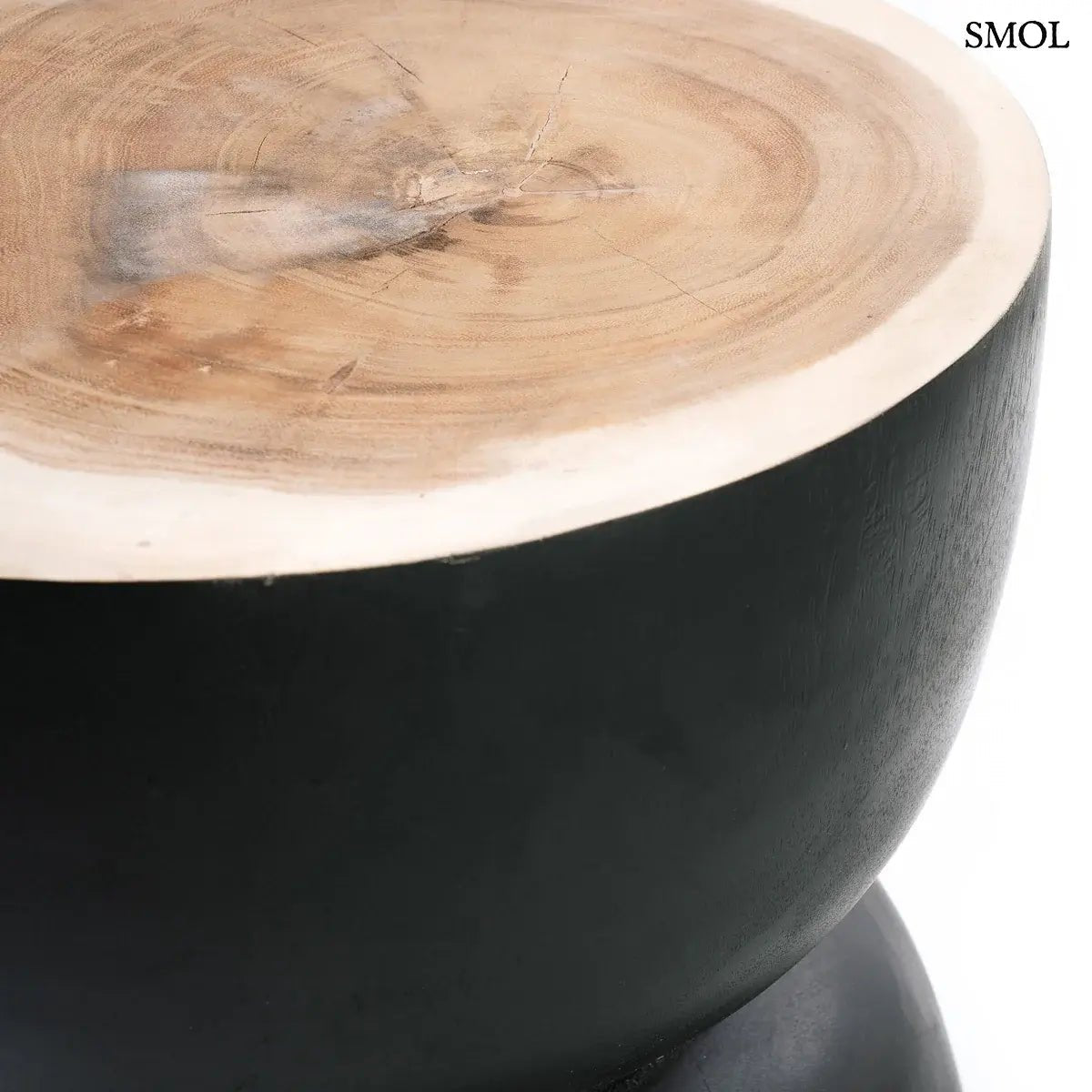 Kézzel faragott fekete suar fa lerakóasztal és ülőke organikus homokóra formában, felső rész nagyítva