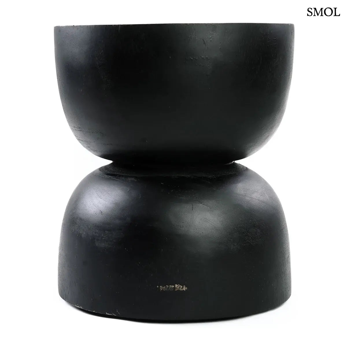 Kézzel faragott fekete suar fa lerakóasztal és ülőke organikus homokóra formában, oldalról