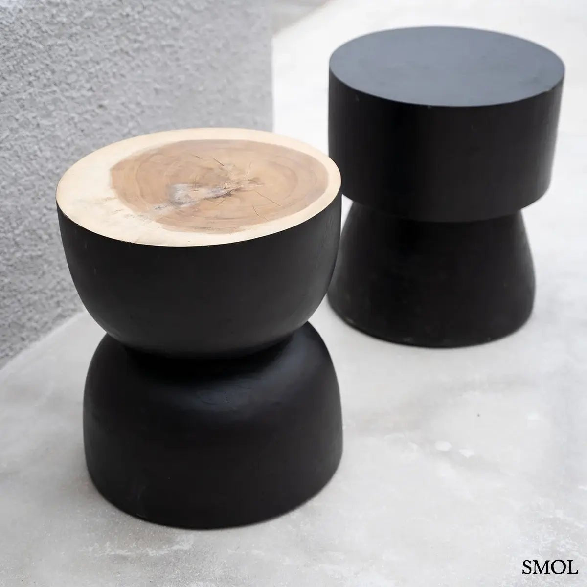 Kézzel faragott fekete suar fa lerakóasztal és ülőke organikus homokóra formában, két fekete lerakóasztal