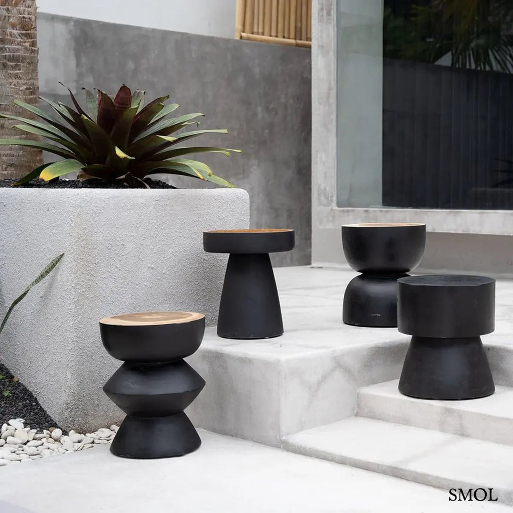 Kézzel faragott fekete suar fa lerakóasztal és ülőke organikus homokóra formában, négy fekete lerakóasztal teraszon