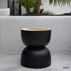 Kézzel faragott fekete suar fa lerakóasztal és ülőke organikus homokóra formában, teraszon