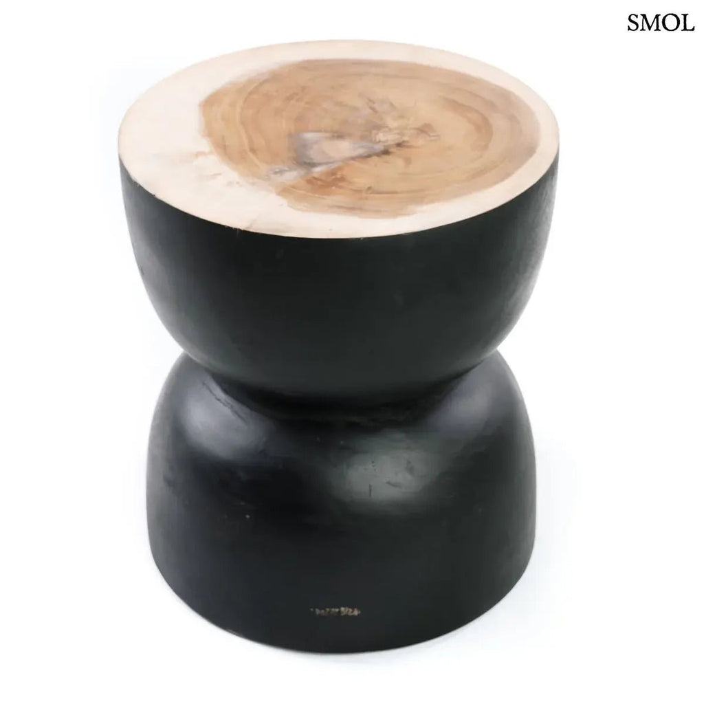 Kézzel faragott fekete suar fa lerakóasztal és ülőke organikus homokóra formában, fehér háttérrel