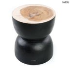 Kézzel faragott fekete suar fa lerakóasztal és ülőke organikus homokóra formában, fehér háttérrel