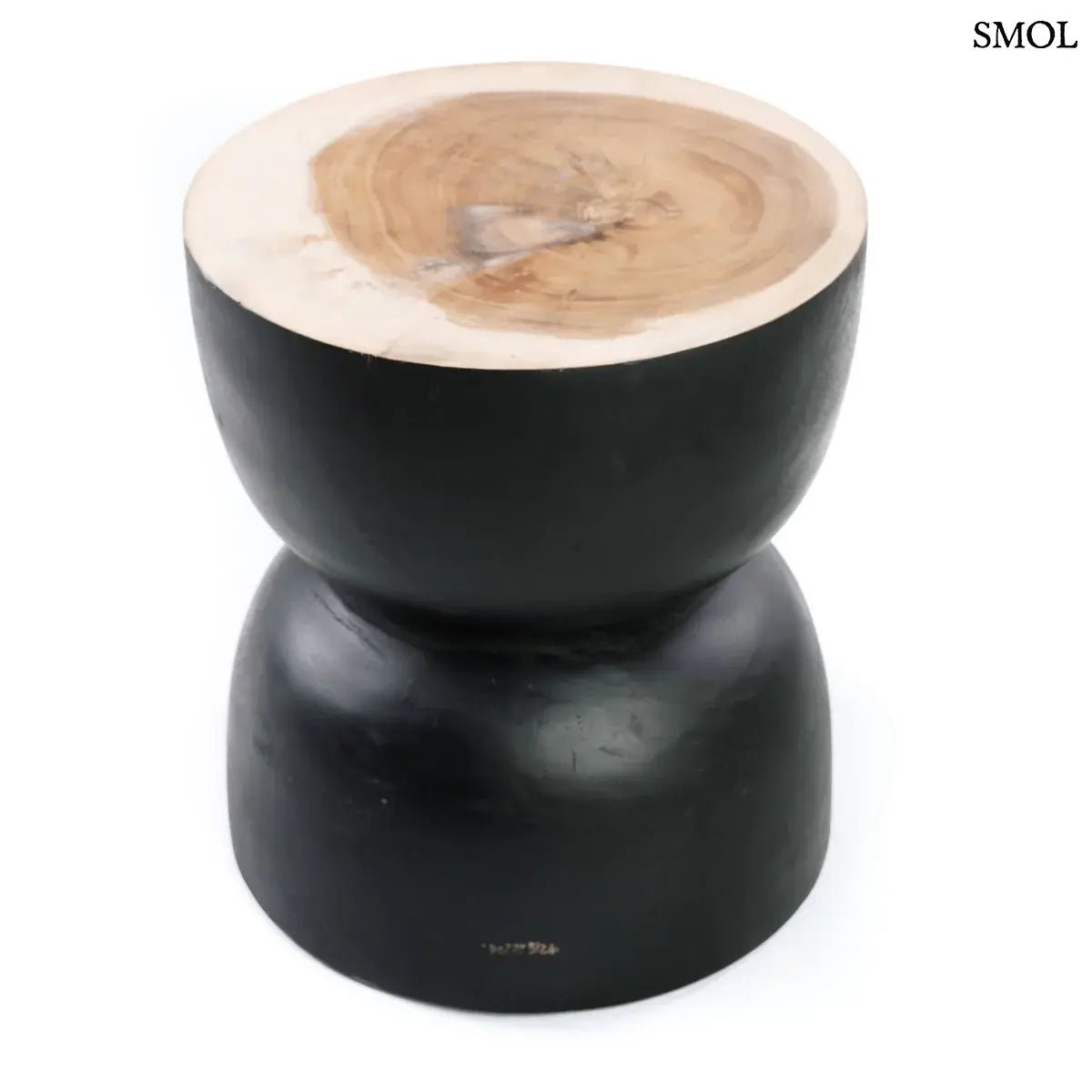 Kézzel faragott fekete suar fa lerakóasztal és ülőke organikus homokóra formában, fehér háttérrel