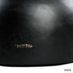 Kézzel faragott fekete suar fa lerakóasztal és ülőke organikus homokóra formában, alsó rész nagyítva