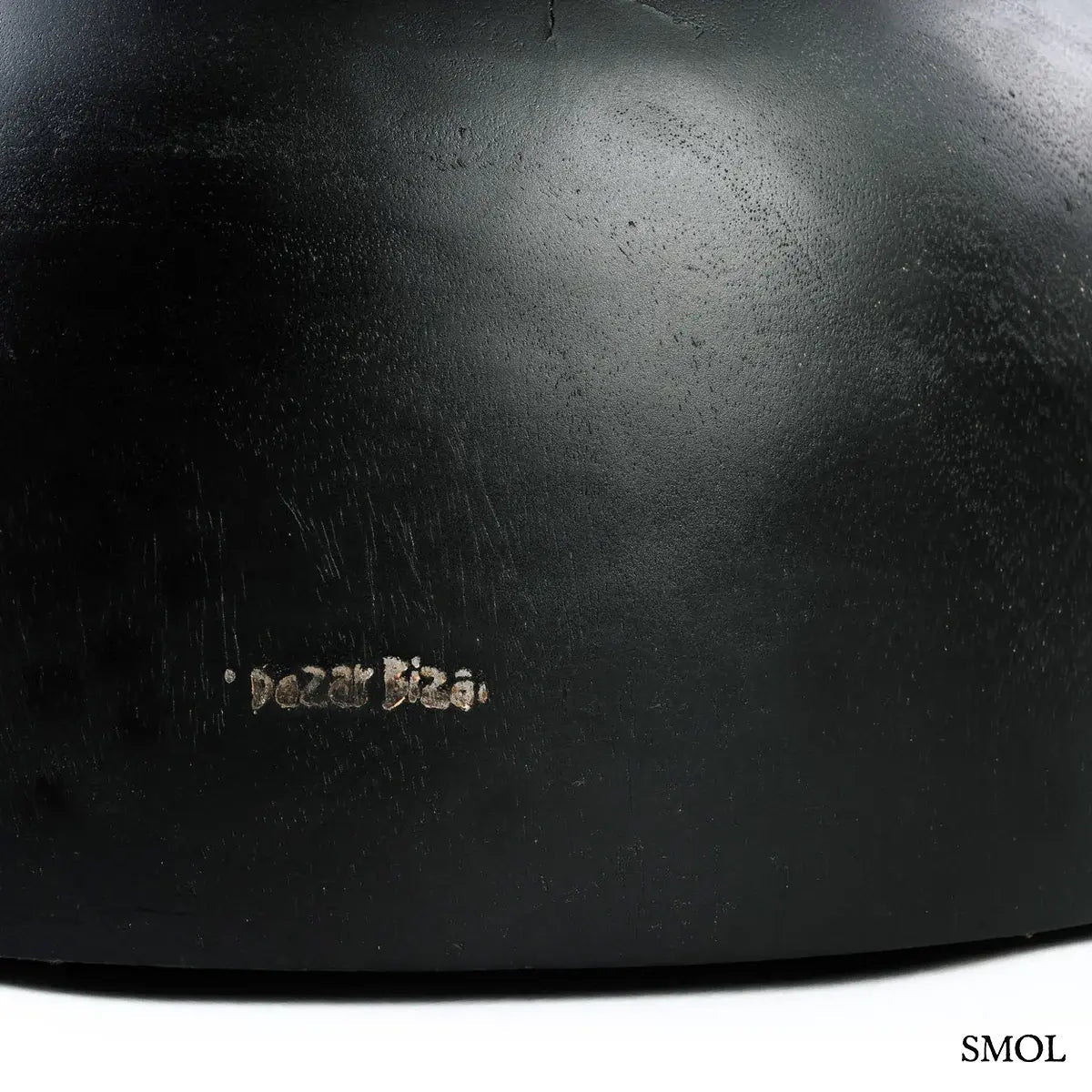 Kézzel faragott fekete suar fa lerakóasztal és ülőke organikus homokóra formában, alsó rész nagyítva