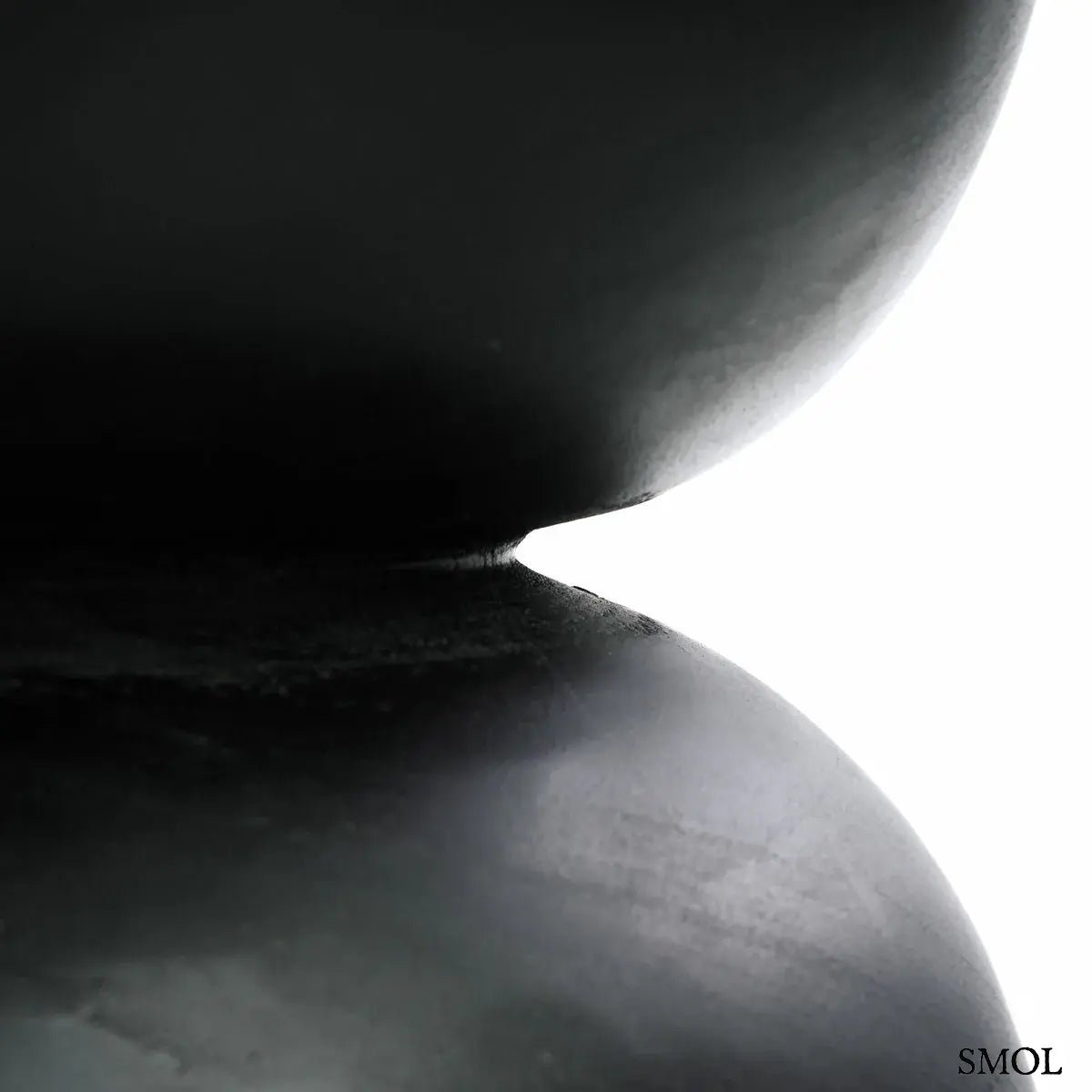 Kézzel faragott fekete suar fa lerakóasztal és ülőke organikus homokóra formában, közepe nagyítva