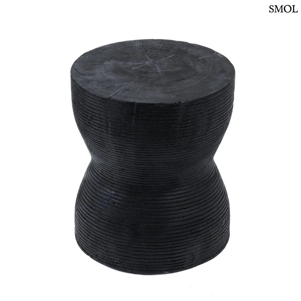 Kotoran fekete suar fa lerakóasztal és ülőke homokóra formájú, faragott textúrával, fehér háttérrel