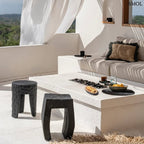 Kézzel faragott, fekete suar fa ülőke és lerakóasztal kalapált textúrával és három masszív lábbal, modern és egzotikus stílusú enteriőrhöz, teraszon ülőkével