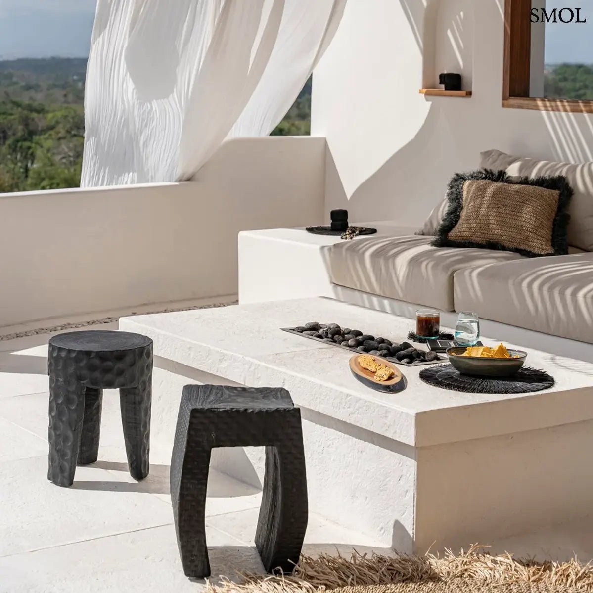 Kézzel faragott, fekete suar fa ülőke és lerakóasztal kalapált textúrával és három masszív lábbal, modern és egzotikus stílusú enteriőrhöz, teraszon ülőkével