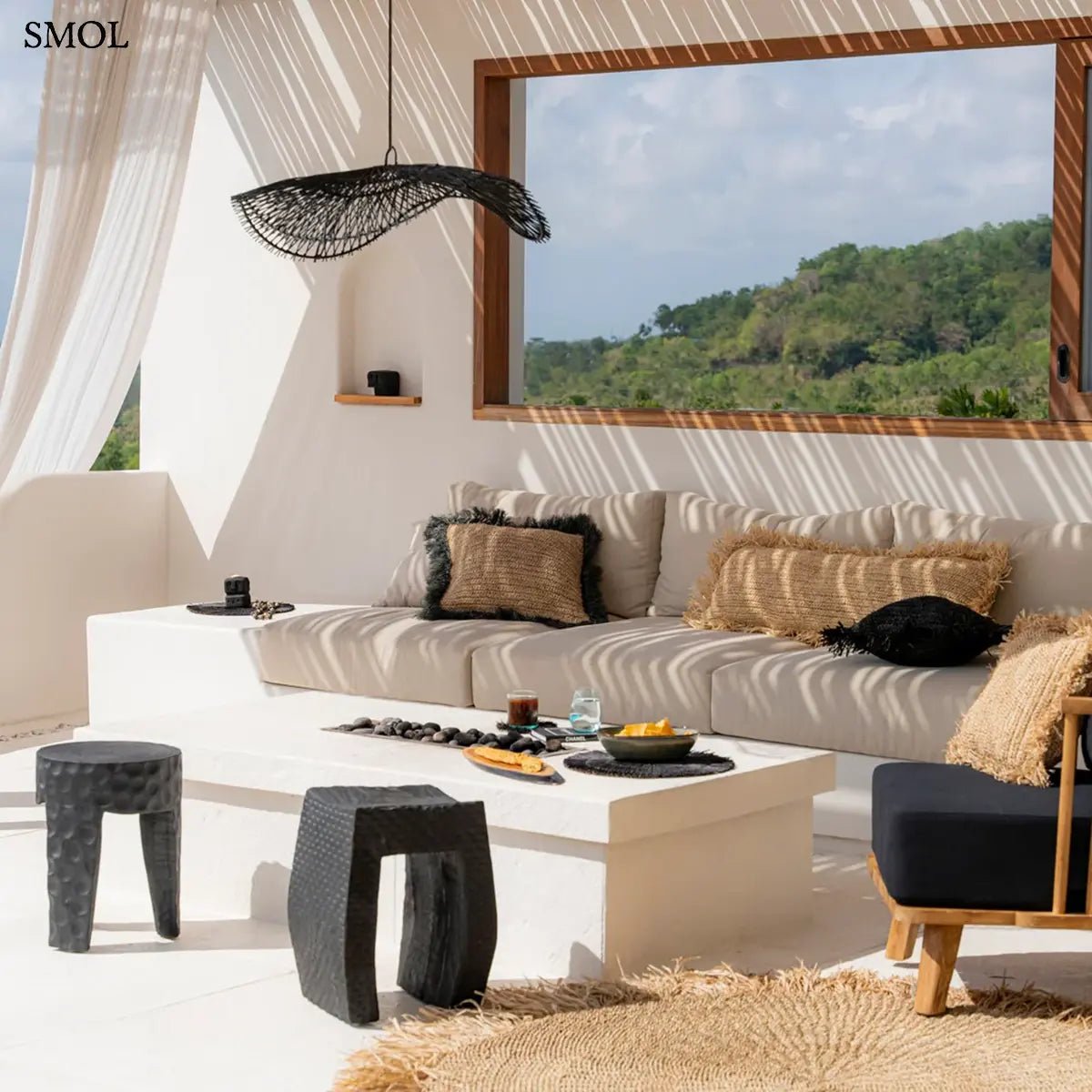 Kézzel faragott, fekete suar fa ülőke és lerakóasztal kalapált textúrával és három masszív lábbal, modern és egzotikus stílusú enteriőrhöz, teraszon kiegészítőkkel