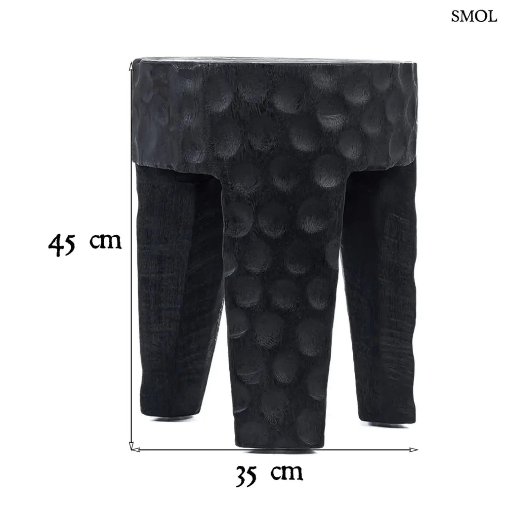 Kézzel faragott, fekete suar fa ülőke és lerakóasztal kalapált textúrával és három masszív lábbal, modern és egzotikus stílusú enteriőrhöz, méretekkel