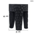 Kézzel faragott, fekete suar fa ülőke és lerakóasztal kalapált textúrával és három masszív lábbal, modern és egzotikus stílusú enteriőrhöz, méretekkel